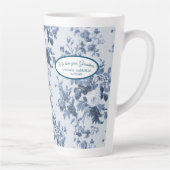 Engelse bloementuin Dusty Blue n White Oma Latte Mok (Rechts)