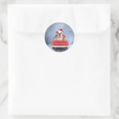 Engelse Bulldog in Snow, die met Kerstmis rondloop Ronde Sticker (Tas)