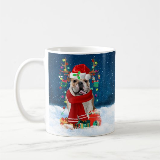 Engelse Bulldog in Snow met kerstcadeaus Koffiemok (Links)