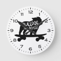 Engelse Bulldog Riding Skateboard Bulldog aan boor