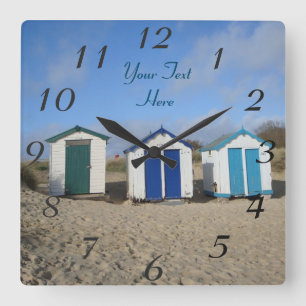 engelse zee - blauwe skies en strandhutten vierkante klok