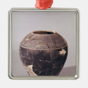 Engobe vase, versierd met golvende lijnen metalen ornament