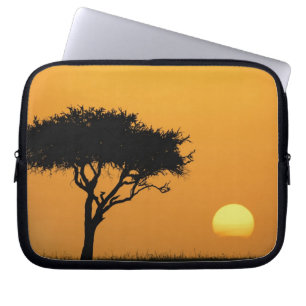 Enkele acaciaboom in silhouet bij zonsopgang, Masa Laptop Sleeve