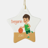 Enkelzijdig Brunette Boy Basketbal Keramisch Ornament (Rechts)