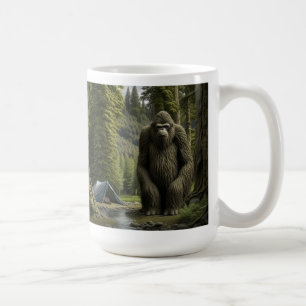 Enorme Bigfoot zittend in het bos Koffiemok