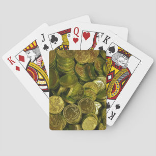 Enorme stapel met chocolade gevulde gouden munten pokerkaarten