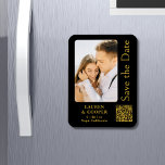 Enregistrer La Date Black Gold Style Mariage moder<br><div class="desc">Save The Date Black Gold Stylish Script Modern Mariage Magnets dispose d'un arrière - plan noir avec votre photo personnalisée. Personnalisez avec votre texte en modifiant le texte dans les zones de texte fournies et ajoutez l'URL de votre site Web pour votre code QR personnalisé. Conçu pour vous par ©Evco...</div>