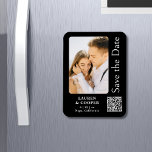 Enregistrer La Date Black Gold Style Mariage moder<br><div class="desc">Save The Date Black Gold Stylish Script Modern Mariage Magnets dispose d'un arrière - plan noir avec votre photo personnalisée. Personnalisez avec votre texte en modifiant le texte dans les zones de texte fournies et ajoutez l'URL de votre site Web pour votre code QR personnalisé. Conçu pour vous par ©Evco...</div>