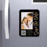 Enregistrer La Date Black Gold Style Mariage moder<br><div class="desc">Save The Date Black Gold Stylish Script Modern Mariage Magnets dispose d'un arrière - plan noir avec votre photo personnalisée. Personnalisez avec votre texte en modifiant le texte dans les zones de texte fournies et ajoutez l'URL de votre site Web pour votre code QR personnalisé. Conçu pour vous par ©Evco...</div>
