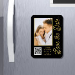 Enregistrer La Date Black Gold Style Mariage moder<br><div class="desc">Save The Date Black Gold Stylish Script Modern Mariage Magnets dispose d'un arrière - plan noir avec votre photo personnalisée. Personnalisez avec votre texte en modifiant le texte dans les zones de texte fournies et ajoutez l'URL de votre site Web pour votre code QR personnalisé. Conçu pour vous par ©Evco...</div>