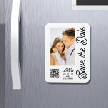 Enregistrer La Date Blanc Noir Style Mariage moder<br><div class="desc">Save The Date Black White Stylish Script Modern Mariage Magnets dispose d'un arrière - plan blanc avec votre photo personnalisée. Personnalisez avec votre texte en modifiant le texte dans les zones de texte fournies et ajoutez l'URL de votre site Web pour votre code QR personnalisé. Conçu pour vous par ©Evco...</div>