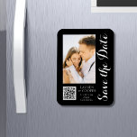 Enregistrer La Date Blanc Noir Style Mariage moder<br><div class="desc">Save The Date Black White Stylish Script Modern Mariage Magnets dispose d'un arrière - plan noir avec votre photo personnalisée. Personnalisez avec votre texte en modifiant le texte dans les zones de texte fournies et ajoutez l'URL de votre site Web pour votre code QR personnalisé. Conçu pour vous par ©Evco...</div>