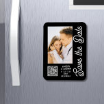 Enregistrer La Date Blanc Noir Style Mariage moder<br><div class="desc">Save The Date Black White Stylish Script Modern Mariage Magnets dispose d'un arrière - plan noir avec votre photo personnalisée. Personnalisez avec votre texte en modifiant le texte dans les zones de texte fournies et ajoutez l'URL de votre site Web pour votre code QR personnalisé. Conçu pour vous par ©Evco...</div>