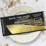 Enregistrer la date Carte d'embarquement Bateau de<br><div class="desc">Carte d'embarquement de croisière enregistrer le billet de date avec un arrière - plan noir élégant,  une silhouette élégante fausse feuille d'or bateau de croisière,  et un modèle texte sophistiqué qui est facile à personnaliser.</div>