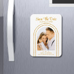Enregistrer La Date White Gold Style Art Déco Mari<br><div class="desc">Save The Date White Gold Script élégant Art déco Mariage Magnets présente votre photo préférée dans un arc doré sur un arrière - plan blanc. Personnalisez avec votre texte en modifiant le texte dans les zones de texte fournies. Conçu pour vous par ©Evco Studio www.zazzle.com/store/evcostudio</div>