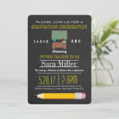 Enseignant au crayon et au bureau Invitation de gr (Debout devant)