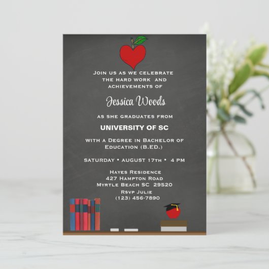 Enseignant Chalkboard Heart Graduation Invitation (Debout devant)