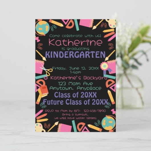 Enseignement de la maternelle Invitation à l'école (Debout devant)