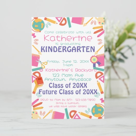 Enseignement de la maternelle Invitation à l'école (Debout devant)