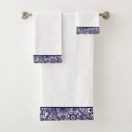 Ensemble blanc de serviette de Paisley de marine (En situation)