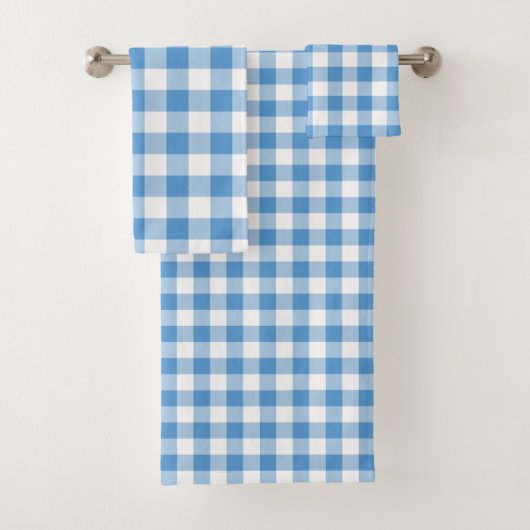 Ensemble bleu-clair et blanc de serviette de plaid (En situation)