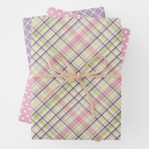 Ensemble de feuilles de papier-cadeau à carreaux é