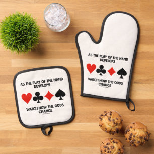 Ensemble De Gant De Cuisine Et De Manique Alors Que Le Jeu De La Main Se Développe Regardez
