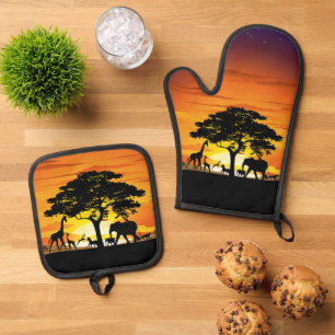 Ensemble De Gant De Cuisine Et De Manique Animaux sauvages sur le coucher de soleil de la sa
