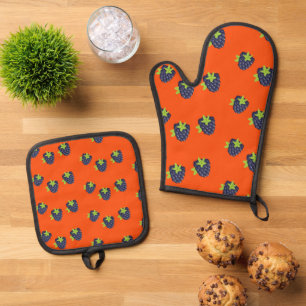 Ensemble De Gant De Cuisine Et De Manique Blackberry fruit sur orange