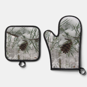 Ensemble De Gant De Cuisine Et De Manique Branche des pins neigeux Photographie de la nature
