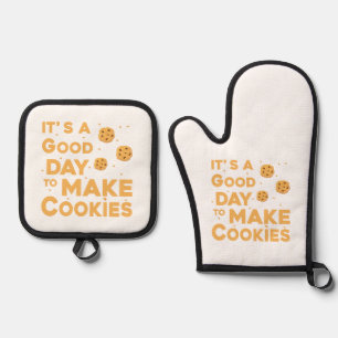 Ensemble De Gant De Cuisine Et De Manique C'est une bonne journée de faire des biscuits pour