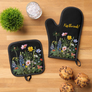 Ensemble De Gant De Cuisine Et De Manique Champ Assorti de Fleurs sauvages sur noir