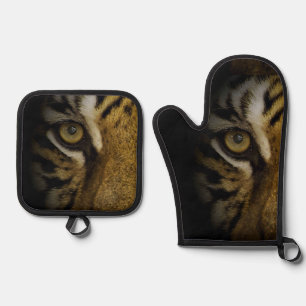 Ensemble De Gant De Cuisine Et De Manique Dans l'oeil d'un tigre