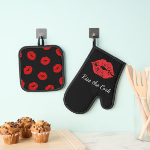 Ensemble De Gant De Cuisine Et De Manique Embrasse les lèvres rouges cuire sur le noir