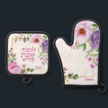 Ensemble De Gant De Cuisine Et De Manique Gants de four shabbat en hébreu floral   Set de de<br><div class="desc">Un beau et pratique cadeau pour votre chef cuisinier juif préféré ! Cet ensemble de porte-poêles comprend les mots hébreux L'kovod Shabbos Kodesh - En l'honneur du Shabbat. Et parce que sa cuisine est une œuvre d'art, ce design a de l'espace pour signer son nom avec une touche de fantaisie...</div>