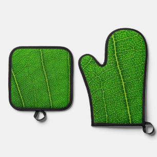 Ensemble De Gant De Cuisine Et De Manique Gros plan sur une feuille d'arbre