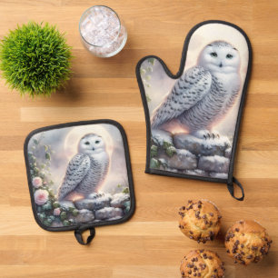 Ensemble De Gant De Cuisine Et De Manique Hibou des neiges dans un jardin d'hiver au clair d