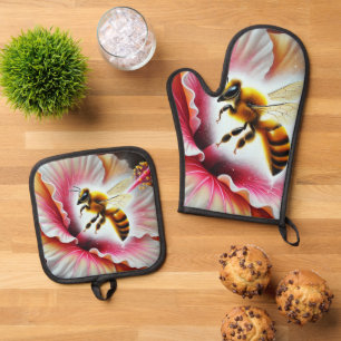 Ensemble De Gant De Cuisine Et De Manique La pollinisation d'une fleur d'Hibiscus en fleurs