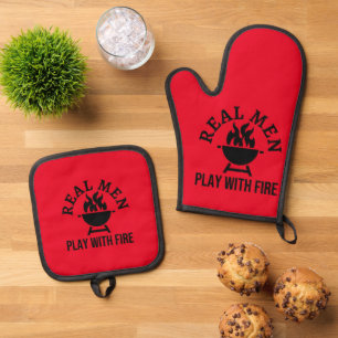 Ensemble De Gant De Cuisine Et De Manique Les vrais hommes jouent avec le feu rouge et noir