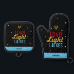 Ensemble De Gant De Cuisine Et De Manique Love Light Latkes Hanoukka Funny Hébreu Nom<br><div class="desc">Love Light Latkes Black Hanoukka Funny Citation Oven Mitt & Pot Holder sont totalement cool hipster! Avec une Menorah. Ce dicton coloré et humoristique se démarque vraiment par son arrière - plan noir étoilé. Un cadeau pratique qui fera sourire votre chef préféré à ce Chanukah. Personnalisez avec un nom hébreu....</div>