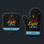 Ensemble De Gant De Cuisine Et De Manique Love Light Latkes Hanoukka Funny Hébreu Nom<br><div class="desc">Love Light Latkes Black Hanoukka Funny Citation Oven Mitt & Pot Holder sont totalement cool hipster! Avec une Menorah. Ce dicton coloré et humoristique se démarque vraiment par son arrière - plan noir étoilé. Un cadeau pratique qui fera sourire votre chef préféré à ce Chanukah. Personnalisez avec un nom hébreu....</div>