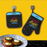 Ensemble De Gant De Cuisine Et De Manique Love Light Latkes Hanoukka Funny Hébreu Nom<br><div class="desc">Love Light Latkes Black Hanoukka Funny Citation Oven Mitt & Pot Holder sont totalement cool hipster! Ce dicton coloré et drôle se démarque vraiment par son arrière - plan noir étoilé. Un cadeau pratique qui fera sourire votre chef préféré à Chanukah / Hanoukka. Personnalisez avec un nom hébreu. [REMARQUE :...</div>