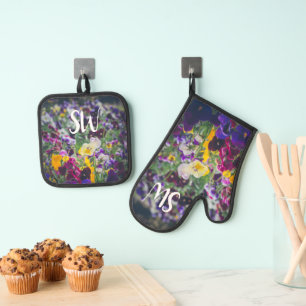 Ensemble De Gant De Cuisine Et De Manique Pansies colorées en fleurs dans le jardin de campa