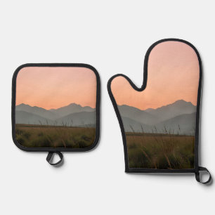 Ensemble De Gant De Cuisine Et De Manique Paysage de montagnes d'herbe sauvage au coucher de