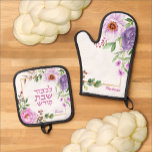 Ensemble De Gant De Cuisine Et De Manique Peony Hébreu Shabbat Four Mitt   Pot Pot Set<br><div class="desc">Un cadeau magnifique et pratique pour votre chef juif préféré ! Cet ensemble porte-pot comprend les mots hébreux L'kovod Shabbos Kodesh - En l'honneur du Shabbat. Et parce que sa cuisine est une oeuvre d'art, ce design a de l'espace pour signer son nom avec un florissant ! Parfait comme une...</div>