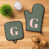 Ensemble De Gant De Cuisine Et De Manique Personnalisé Simple Bold Monogramme rose et vert (De haut en bas)