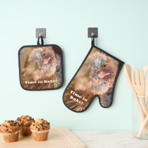 Ensemble De Gant De Cuisine Et De Manique Photographie de poulet à tête inclinée