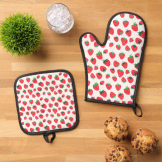 Ensemble De Gant De Cuisine Et De Manique Plein de fraises