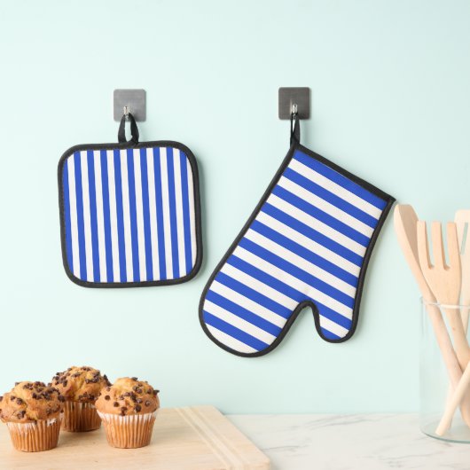 Ensemble De Gant De Cuisine Et De Manique Royal Blue Combination Stripes par Shirley Taylor (In situ (suspendu))