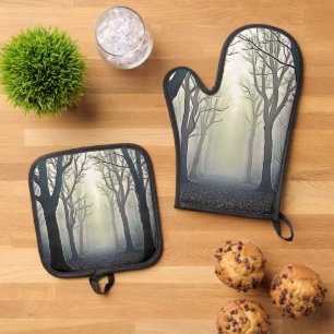 Ensemble De Gant De Cuisine Et De Manique Sentier forestier brumeux : Beauté inquiétante